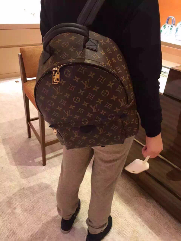 2016早春度假新款 最有人气的lv双肩包街拍特辑