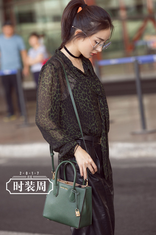 杨幂今年夏秋季街拍同款衣服包包揭秘图片