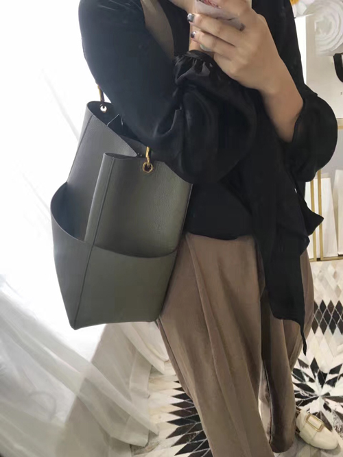 celine sangle,sangle 营造低调感搭配style,上图时尚达人街拍中手拧的烟灰色cl sangleseau