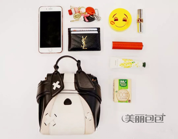 越来越多女孩恋上迷你包,特别是在夏天!一款mini bag,可以放松双手,放轻美肩,放肆美丽!不过,很多人担心迷你包容量太小,放不下什么东西。小巧轻盈+容量可观,假如两者可以完美兼顾就好啦! 没有假如,小巧、容量一个也不能少!美丽包包网每年夏天都会推荐很多迷你包,这次专为喜欢大容量迷你包的小伙伴们,精选出14款最大牌迷你包,每一款都是本季最受欢迎,下面就来一场搭配效果与容量比拼,究竟哪款更能装?哪款搭配更好看? 上图:左边这一类是必备品,右边就是女生们出门有可能会带到的东西啦! 先来介绍一下这次测试要