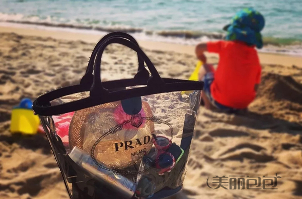 今年夏天去海边 记得带上这些prada包包
