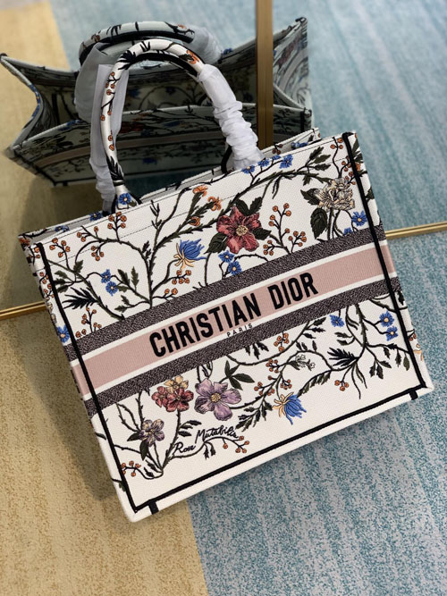 大玩刺绣花纹的book tote迪奥购物袋 你喜欢哪一款？