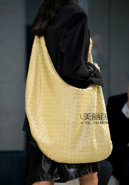 香奈儿 芬迪 思琳这些黄色包包们 为冬季搭配点亮时尚
