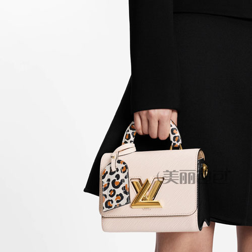 包包搭配 豹纹手提的lv twist锁扣包 时尚又高级