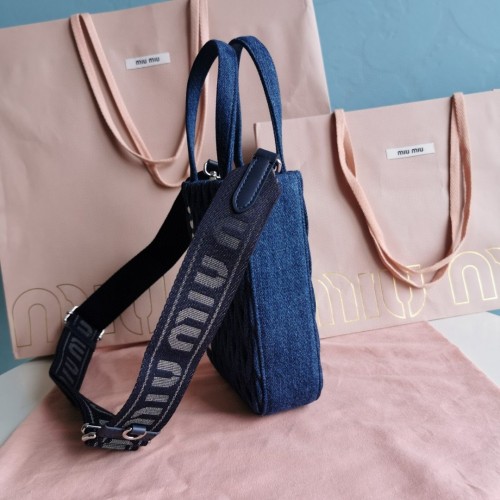 miumiu蓝色丹宁系列 mini tote绗缝手袋5BA220
